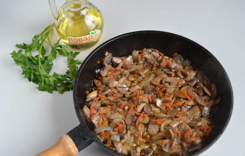 1. Этап. Чечевица с шампиньонами: 5. Жарьте до готовности, посолите, поперчите. Можно добавить любимые специи.