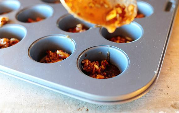 1. Этап. Мини-булочки с орехами: 5. Выложить 1/2-1 чайную ложку ореховой смеси в каждое отделение формы для мини-булочек.