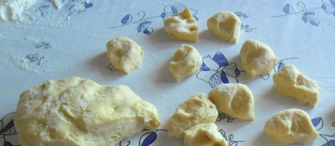 1. Этап. Тесто для самсы на кефире: 5. Затем постепенно всыпать недостающую муку, пока тесто не перестанет липнуть к рукам. После нужно поделить его на небольшие кусочки и оставить под чистым полотенцем.