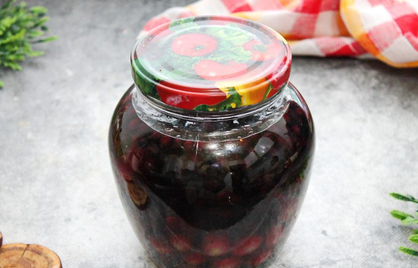 1. Этап. Настойка из черники с крыжовником на самогоне: Уберите банку в темное и сухое место для настаивания на 3 недели.