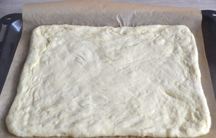 1. Этап. Итальянский хлеб с розмарином в духовке: Раскатайте тесто в пласт толщиной 1 см., перенесите на противень, смазанный растительным маслом или на лист для выпечки. Накройте фольгой или пищевой пленкой на 30 минут.