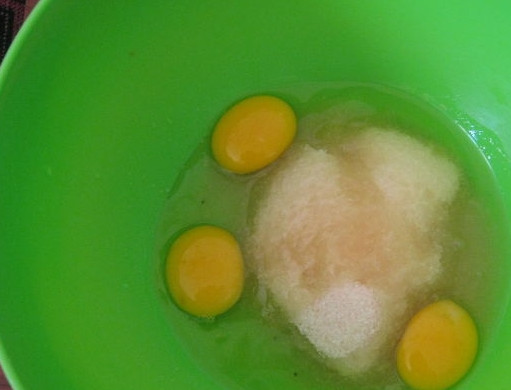 1. Этап. Манник классический на сметане: 2. Предварительно включите духовой шкаф на прогрев. В миске разотрите яйца с сахаром.