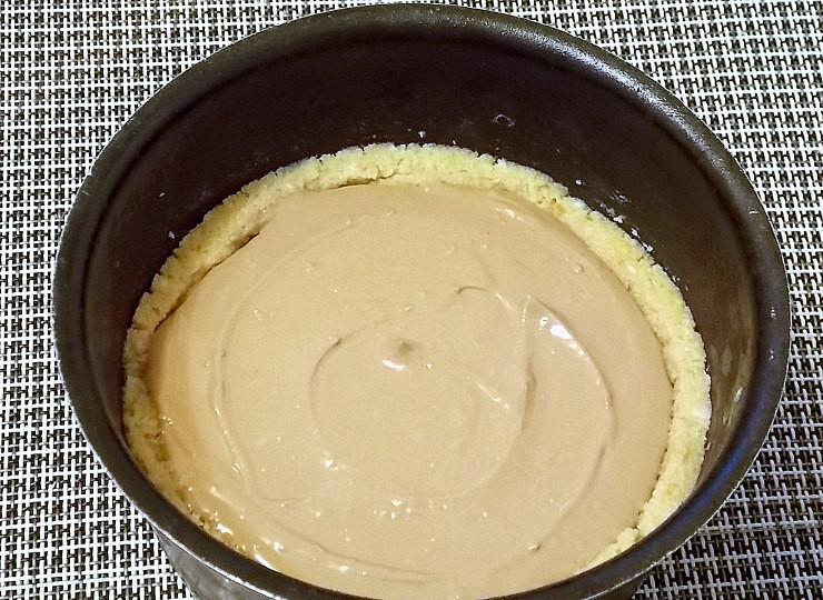 1. Этап. Шоколадный сырник с кофе: Переложите творожную массу в сделанную основу.