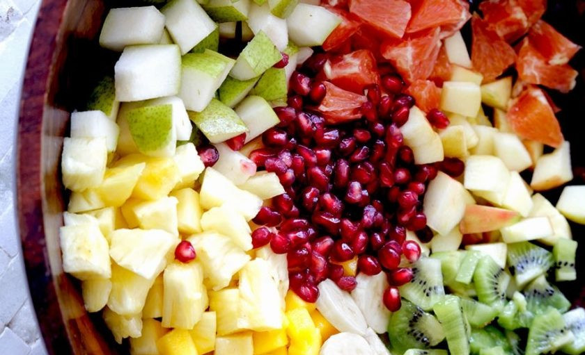 1. Этап. Десерт Фруктовый рай: Нарежьте равными кусочками все фрукты. Мякоть кокоса натрите на крупной тёрке, а из граната достаньте зёрна.