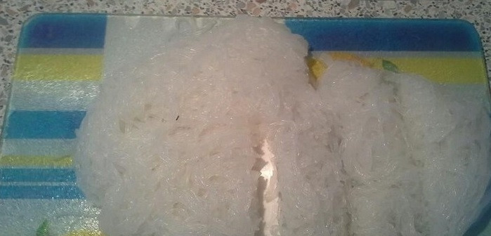 1. Этап. Салат Фунчоза с креветками: 1. Лапшу фунчоза сварите. Для этого в закипевшую, подсоленную воду опустите гнезда лапши. Снимите с огня через 1-2 минуты. Окиньте ее в дуршлаг. После того, как она остынет до температуры тела, нарежьте на более короткие части.