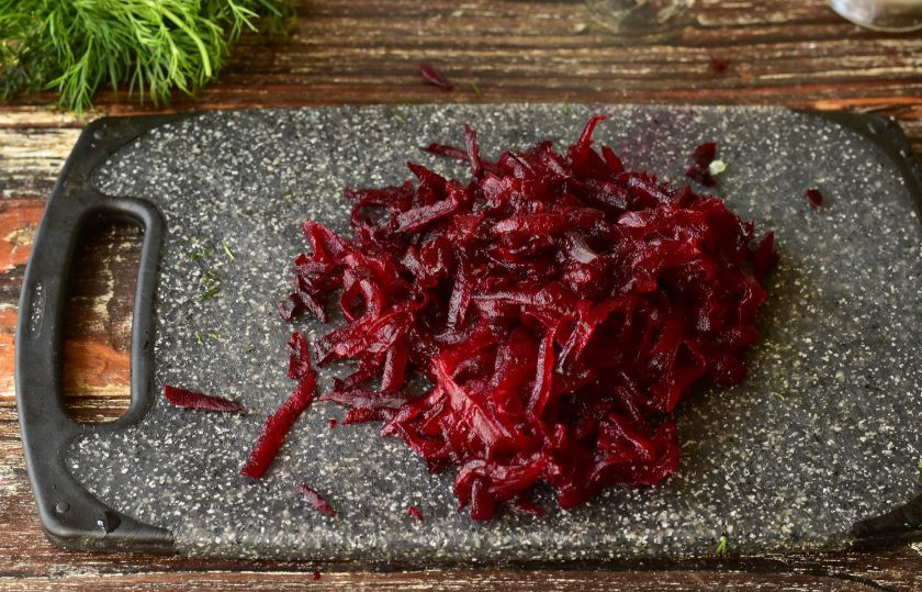 1. Этап. Свекольник на кефире для похудения: Натрите на крупной тёрке вареную или запеченную свеклу.