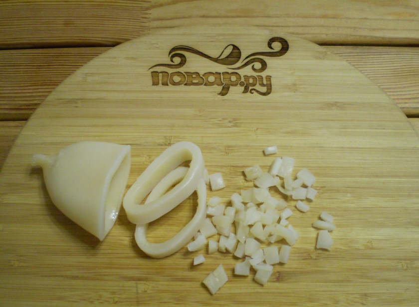 1. Этап. Салат Обезьянка с кальмарами: Отварите кальмар в соленой кипящей воде (1 минуту), достаньте, дайте остыть и нарежьте кубиками. Оставьте несколько колечек для украшения.