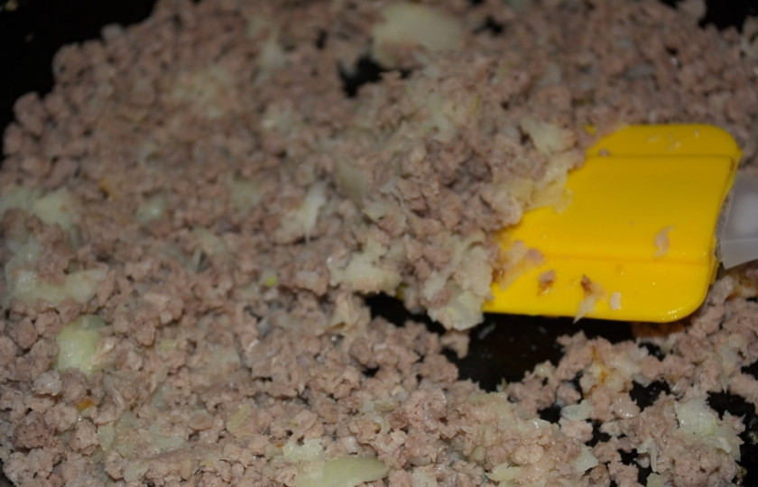 1. Этап. Блинный пирог с фаршем: Готовый мясной фарш-начинка должен получиться нежным, мягким.