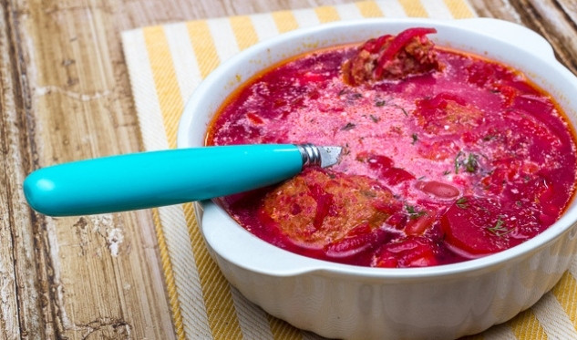 1. Этап. Свекольный суп на курице: Теперь варите суп на небольшом огне в течение 50 минут. За 20 минут до готовности добавьте картофель, нарезанный кусочками. В конце добавьте укроп, соль и перец по вкусу, а также сметану. Приятного аппетита!