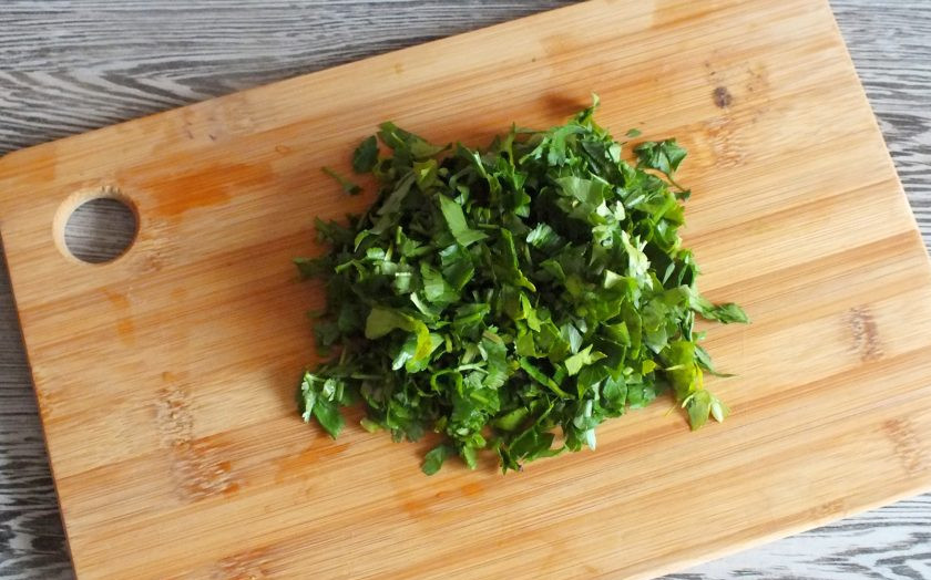 1. Этап. Налим на мангале: Измельчите зелень.