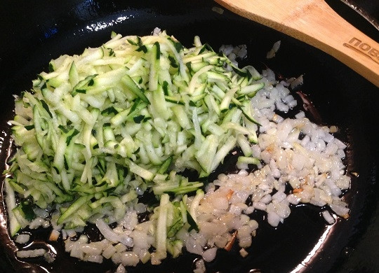 1. Этап. Аранчини из кускуса с цукини и моцареллой: 3. Добавим к луку цукини, натертый на крупной терке. Солим и перчим по вкусу, обжариваем минуты 3-4. Затем остужаем.