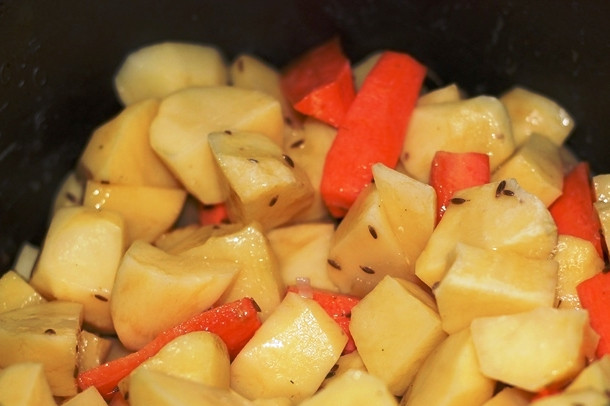 1. Этап. Говядина кусочками в мультиварке: Добавьте к мясу специи и лук, перемешайте. Через несколько минут добавьте овощи, закройте крышку и готовьте в режиме выпечки 1,5 часа. При подаче готовое блюдо можно украсить свежей зеленью.