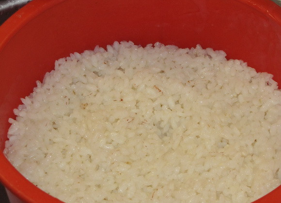 1. Этап. Голубцы ленивые в казане: 4. Рис отправить в подсоленную воду и отварить до полуготовности.