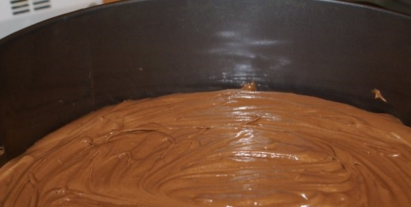 1. Этап. Рождественский торт с черносливом: 7. Форму для выпекания застилаю пергаментом, затем вливаю в неё тесто и разравниваю его лопаткой.