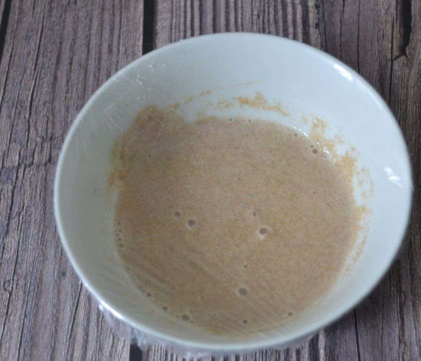 1. Этап. Деревенский квас: Размешайте, накройте пищевой пленкой и поставьте в теплое место.