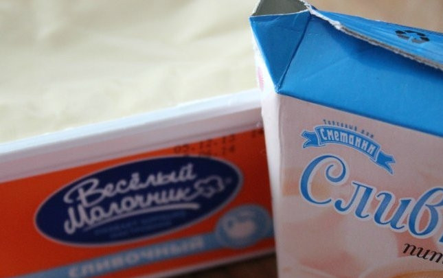 1. Этап. Индейка в сырном соусе: 3. Плавленый сыр лучше брать тот, который в баночке. Он более редкий и лучше растапливается с мясом.