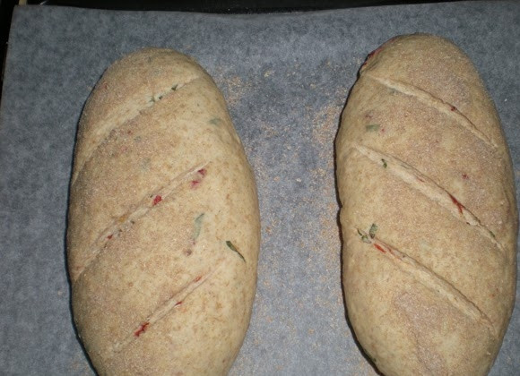 1. Этап. Ароматный хлеб: Затем сделайте по три надреза ножом. Разогрейте духовку до 190 градусов и отправьте в нее хлеб. Пускай выпекается 30 минут.