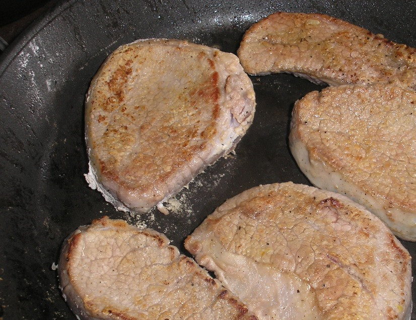 1. Этап. Оссобуко из телятины: Обжарьте мясо на сковороде до румяной корочки.