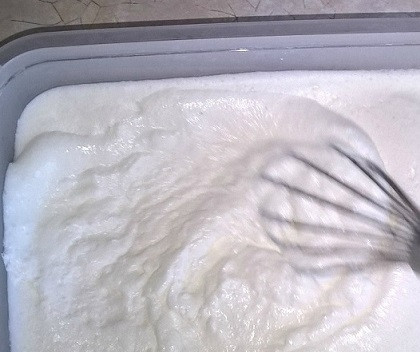 1. Этап. Натуральное мороженое: И каждые 30 минут вынимаем будущее мороженое из морозилки и взбиваем.