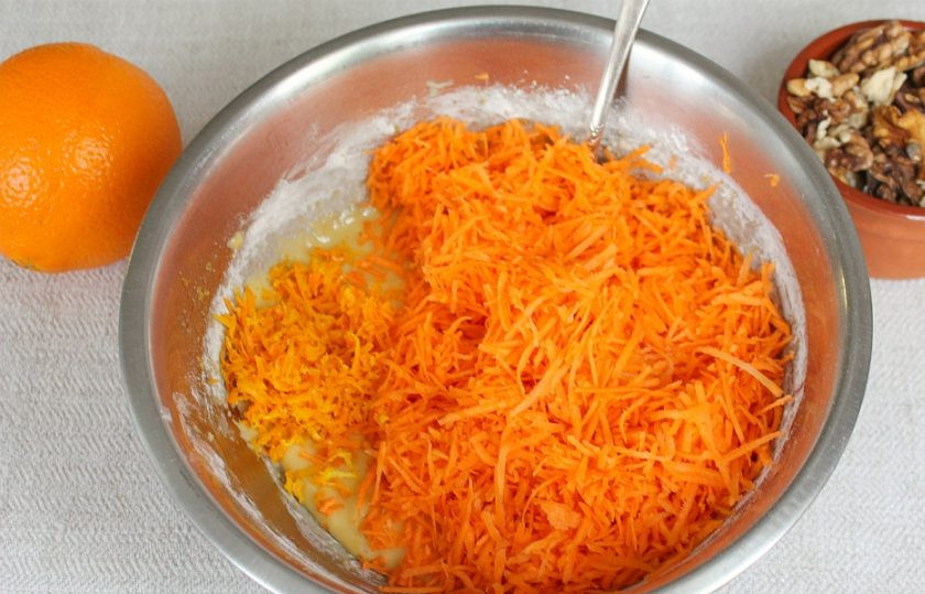 1. Этап. Морковно-апельсиновые кексы: Апельсин обдаем кипятком и вытираем насухо. Снимаем с апельсина цедру. Морковь трем на терке. Тертую морковь и цедру апельсина добавляем в тесто.