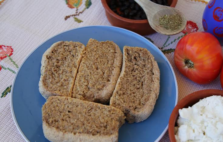 1. Этап. Дакос: Начинаем приготовления блюда с того, что ячменные сухарики слегка смачиваем самой обыкновенной водой. Сухарики должны немного размокнуть и разбухнуть.