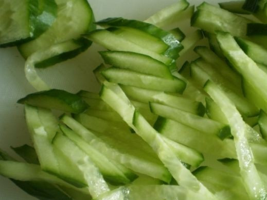 1. Этап. Простой салат с кукурузой консервированной: 3. Огурец вымыть и нарезать тонкими ломтиками по размеру капусты. Если огурец не молодой, можно снять с него шкурку, чтобы он не горчил в салате.