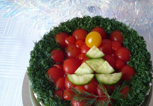 1. Этап. Салат к Новогоднему столу: Чтобы салат выглядел празднично на Новогоднем столе я украсила его 