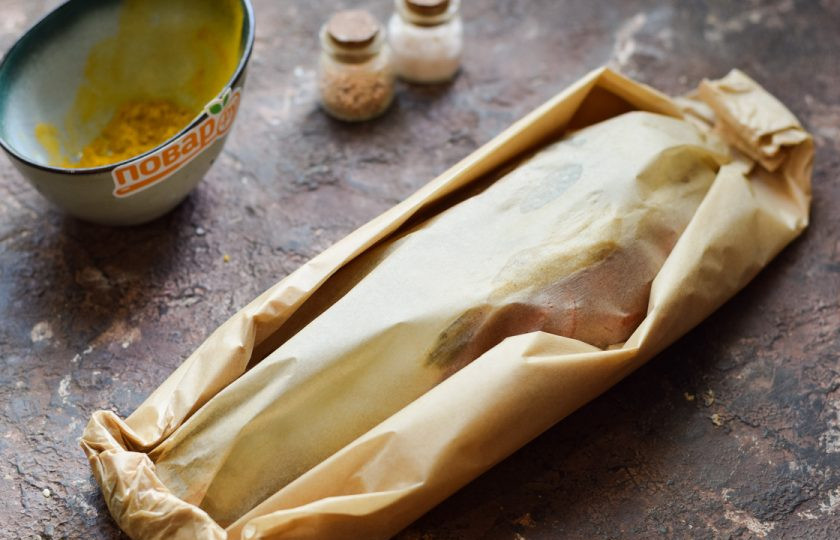 1. Этап. Форель в пергаменте в духовке: Запечатайте форель и запекайте в духовке при температуре 180 градусов 30-35 минут. После распечатайте рыбу и подрумяньте еще 10 минут.