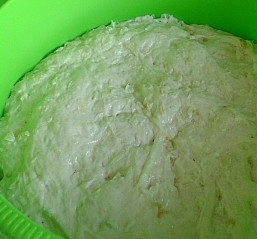 1. Этап. Капустное тесто: Муку смешайте с солью, добавьте опару и замесите тесто. Добавьте капусту и хорошенько вымесите тесто.