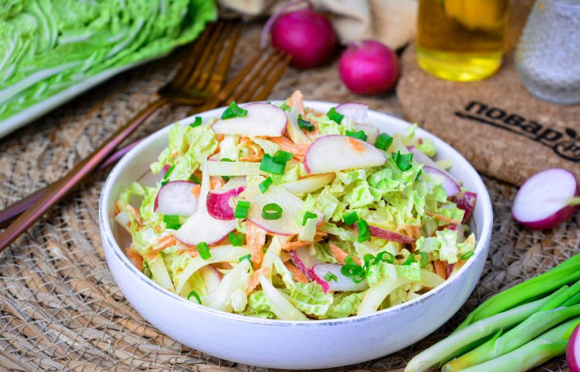 1. Этап. Салат с редиской и пекинской капустой: Готовое блюдо сразу подавайте к столу. Салат получается сочный, легкий, свежий и вкусный! Приятного аппетита!