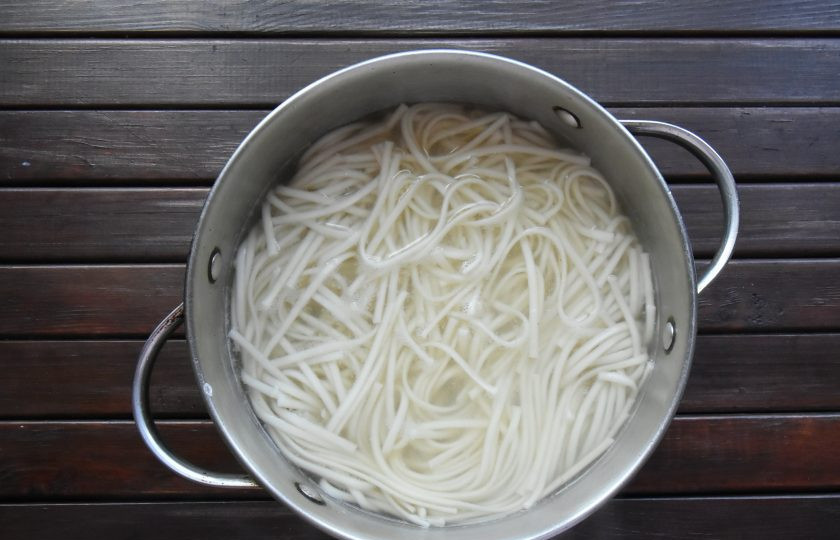 1. Этап. Удон с говядиной в устричном соусе: Отварите лапшу удон, согласно инструкции на упаковке (5-7 минут).