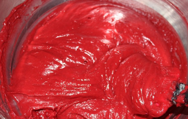 1. Этап. Торт Красный бархат: Добавить смесь муки и какао и все хорошо перемешать либо миксером на низкой скорости, либо лопаткой.