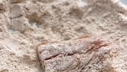 1. Этап. Скумбрия жареная: Ставим сковороду с маслом на средний огонь и, когда она достаточно нагреется, обваливаем рыбу в муке и жарим.