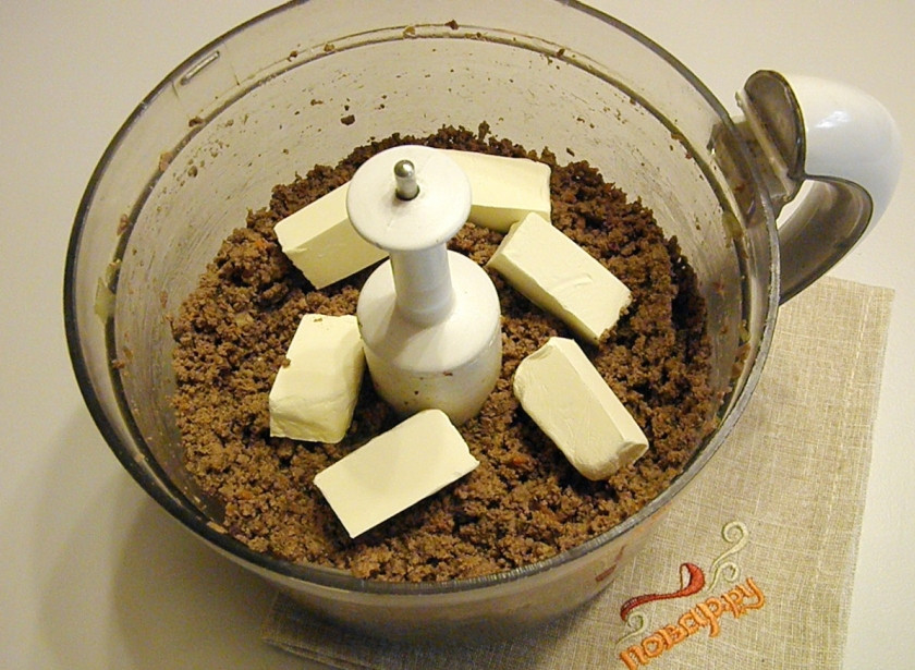 1. Этап. Печеночный рулет: В горячий печеночный фарш добавьте кусочки сливочного масла. Снова перемешайте в блендере смесь.