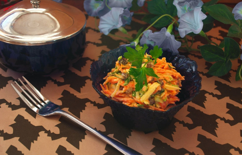 1. Этап. Салат с тертым сыром: Удобно салат подавать порционно, но можно и в едином салатнике.