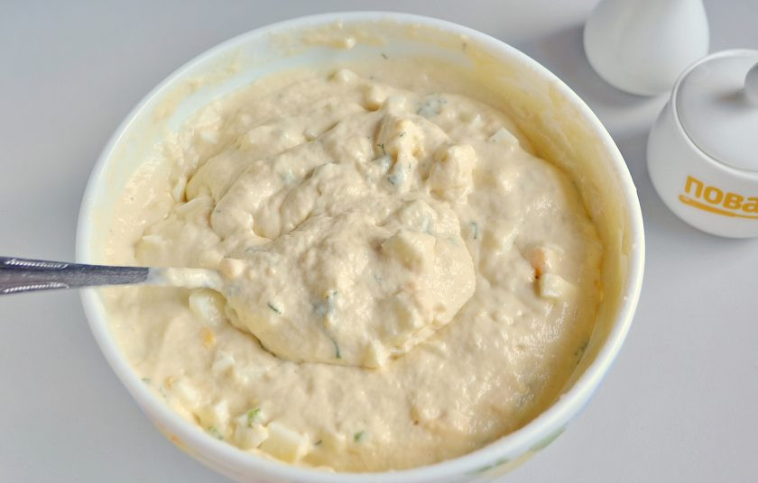 1. Этап. Ленивые пирожки с зеленым луком и яйцом: 5. Аккуратно перемешайте ложкой тесто. Разогрейте сковороду с маслом.