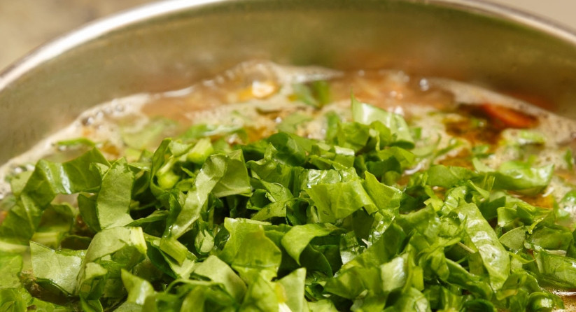 1. Этап. Суп с фасолью и щавелем: 4. А теперь добавим специи, добавим измельченный щавель, накрываем бульон крышкой плотно и выключаем огонь. Пусть теперь полчаса настоится.