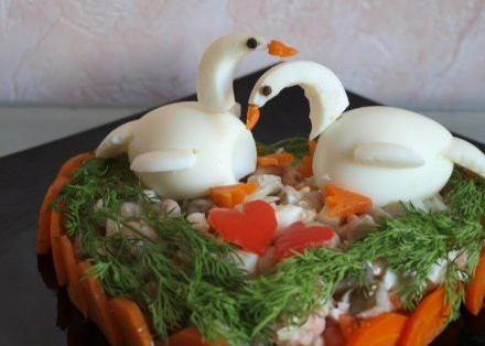 1. Этап. Салат Лебединая верность: Ставим птиц на салат, украшаем блюдо укропом. Салат 