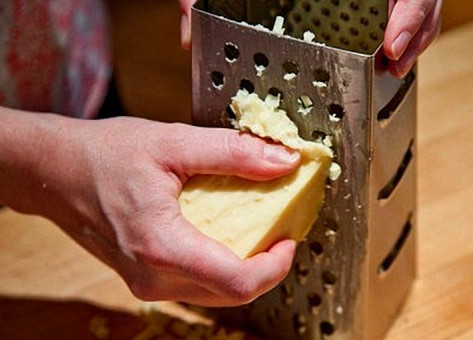 1. Этап. Рулет из сыра: 2. Натираем сыр на крупную терку. Лучше всего брать твердые сорта (в среднем 50-60% жирности).