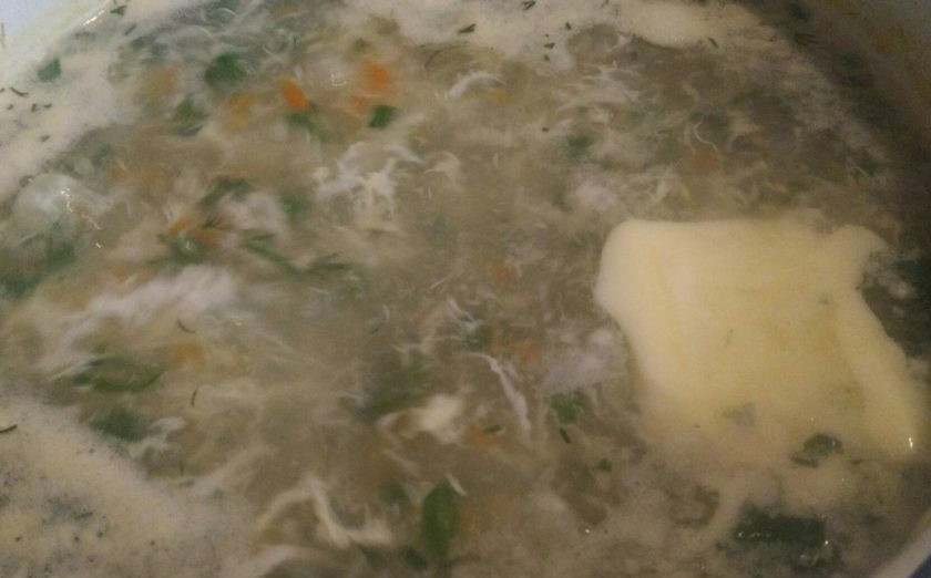 1. Этап. Суп из хека с яйцом и рисом: 8. в самом конце я добавляю столовую ложку сливочного масла. Не кипятите его, а только доведите до кипения и снимайте с огня.