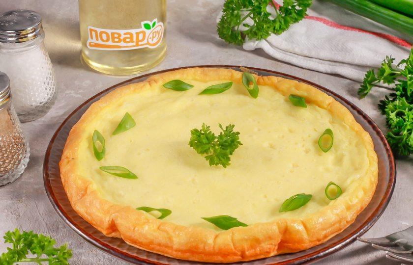 1. Этап. Пышный омлет на сковороде без молока: Выключите нагрев, когда верх омлета будет полностью пропеченным. При снятии крышки он немного опадет — это естественно, не нужно огорчаться. Выложите омлет на тарелку и подайте к столу, украсив свежей зеленью.