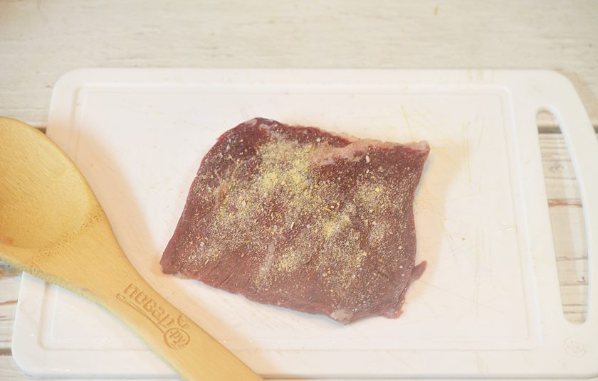 1. Этап. Маисовые лепешки с говядиной: 4. Стейк помойте, обсушите, посыпьте тмином и приправами. Обжарьте или запеките.