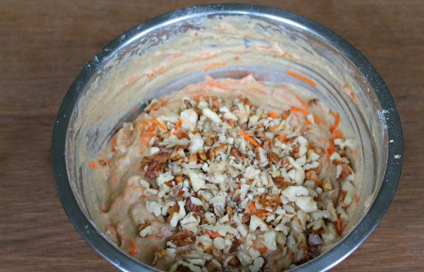 1. Этап. Морковный пирог с медом: Далее, насыпаем муку и замешиваем тесто.