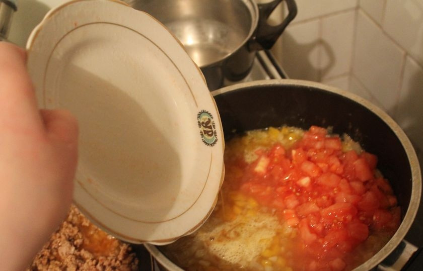 1. Этап. Мексиканский суп с фаршем: В кастрюлю через 8 минут добавляем бульон, вино и нарезанные помидоры. Тушим 3 минуты.