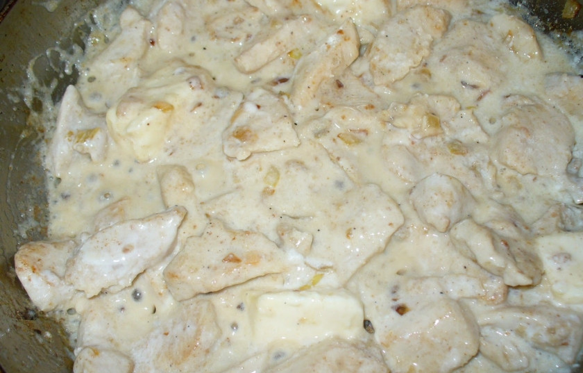 1. Этап. Курица в соусе на сковороде: Дайте курице остыть, если будет слишком густо - добавьте немного воды. Такая вот получается курица в соусе на сковороде. Подаем с любым гарниром. Приятного аппетита!