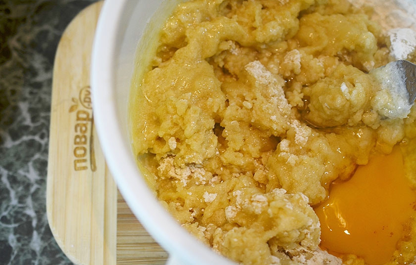 1. Этап. Магрибский грушевый пирог: 3. Затем добавьте яйцо, муку, сметану и замесите тесто. Уберите в холодильник на 30 минут.