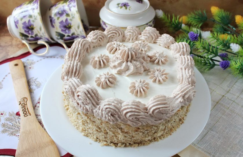 1. Этап. Сметанный торт с грецкими орехами: Сметанный торт с грецкими орехами готов. Дайте ему пропитаться 7-8 часов, а лучше ночь.