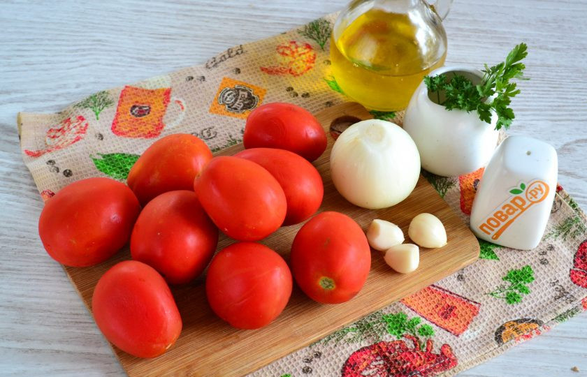 1. Этап. Томатная паста в мультиварке: Подготовьте все необходимые ингредиенты. Лук и чеснок очистите от шелухи, помидоры промойте.