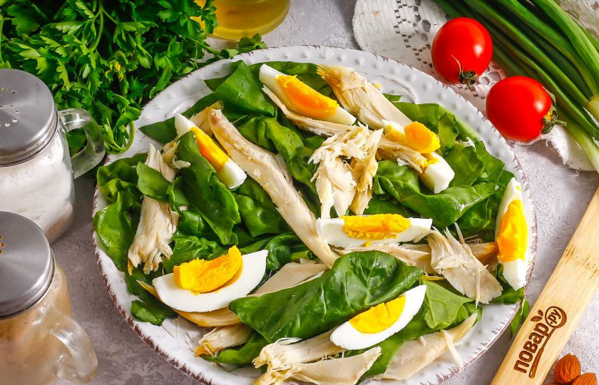 1. Этап. Салат с миндалем и курицей: Выложите майонез. Нарежьте отварные яйца четвертинками и выложите на майонез.