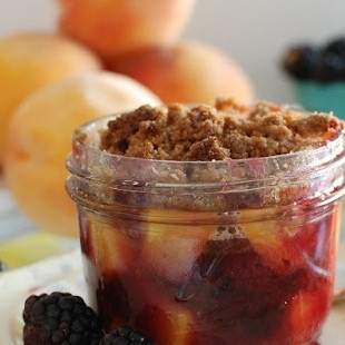 1. Этап. Десерт из персиков и ежевики: Десерт из персиков и ежевики готов. Подавать теплым. Приятного! :)